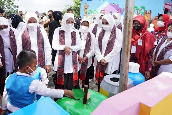 Di TK Pertiwi Kliwonan 1, mereka juga meninjau sosialisasi pemilahan sampah, sosialisasi gerakan mencuci tangan, dan kegiatan belajar mengajar di dalam kelas.