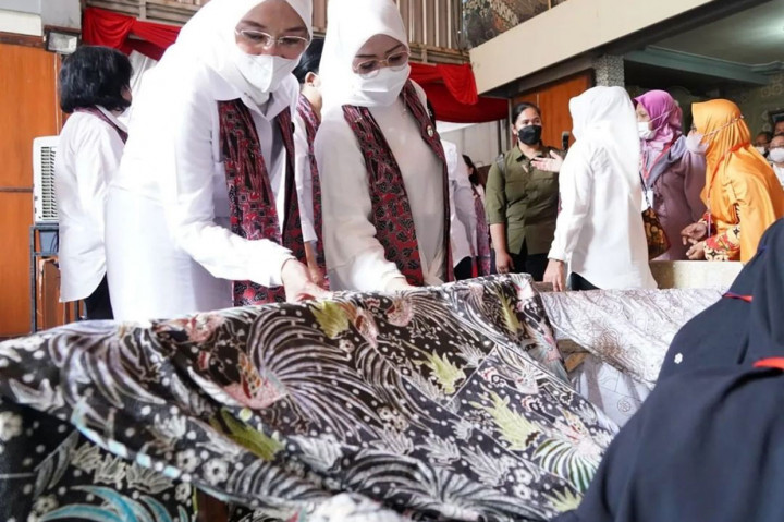 Selanjutnya, rombongan Ibu Negara mengunjungi sentra batik Windasari untuk meninjau proses pembuatan batik serta hasil karya batik.