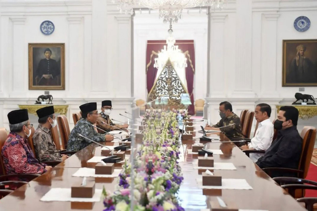 Presiden Joko Widodo menerima Pengurus Besar Nahdlatul Ulama (PBNU) di Istana Merdeka, Jakarta, pada Kamis, 22 September 2022. Ketua Umum PBNU Yahya Cholil Staquf dalam keterangannya selepas pertemuan mengatakan bahwa pihaknya melaporkan kepada Presiden Jokowi terkait rangkaian kegiatan menuju puncak peringatan 1 abad lahirnya Nahdlatul Ulama yang akan jatuh pada tanggal 16 Rajab 1444 Hijriah, bertepatan dengan 7 Februari 2023.