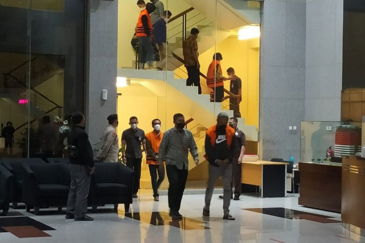 Komisi Pemberantasan Korupsi (KPK) menetapkan 10 orang sebagai tersangka kasus dugaan suap terkait pengurusan perkara di Mahkamah Agung (MA), salah satunya Hakim Agung pada MA Sudrajad Dimyati (SD). Sebelumnya, KPK melakukan OTT pada Rabu, 21 September 2022.