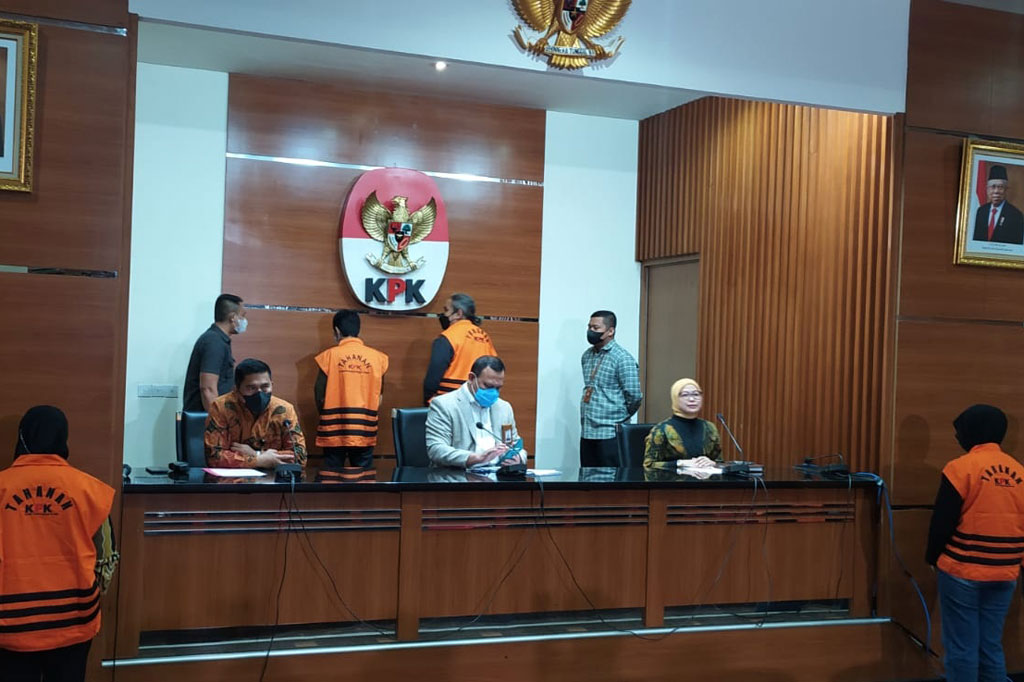 Kemudian sebagai pemberi, yakni Yosep Parera (YP) selaku pengacara. Eko Suparno (ES) selaku pengacara pihak swasta/debitur Koperasi Simpan Pinjam Intidana (ID) Heryanto Tanaka (HT), dan pihak swasta/debitur Koperasi Simpan Pinjam ID Ivan Dwi Kusuma Sujanto (IDKS).