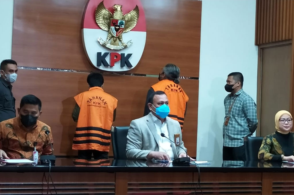 Sebagai penerima ialah Sudrajad Dimyati (SD), Hakim Yustisial/Panitera Pengganti MA Elly Tri Pangestu (ETP), PNS pada Kepaniteraan MA Desy Yustria (DY), PNS pada Kepaniteraan MA Muhajir Habibie (MH), PNS MA Redi (RD), PNS MA Albasri (AB).