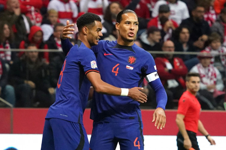 Meski bermain di kandang lawan, Belanda tampil percaya diri dan langsung menekan sejak awal. Mereka berhasil membuka keunggulan pada menit ke-13 lewat Cody Gakpo usai menuntaskan sebuah kerja sama yang dibangun Memphis Depay dan Denzel Dumfries.