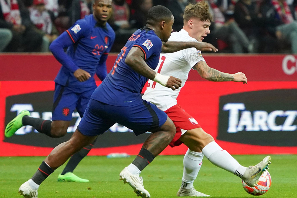 Tuan rumah perlahan bangkit dan baru bisa menciptakan peluang pada menit ke-38 lewat tembakan Nicola Zalewski. Sayang bola masih bisa diamankan kiper Remko Pasveer. Skir 1-0 untuk keunggulan Belanda bertahan hingga jeda.  