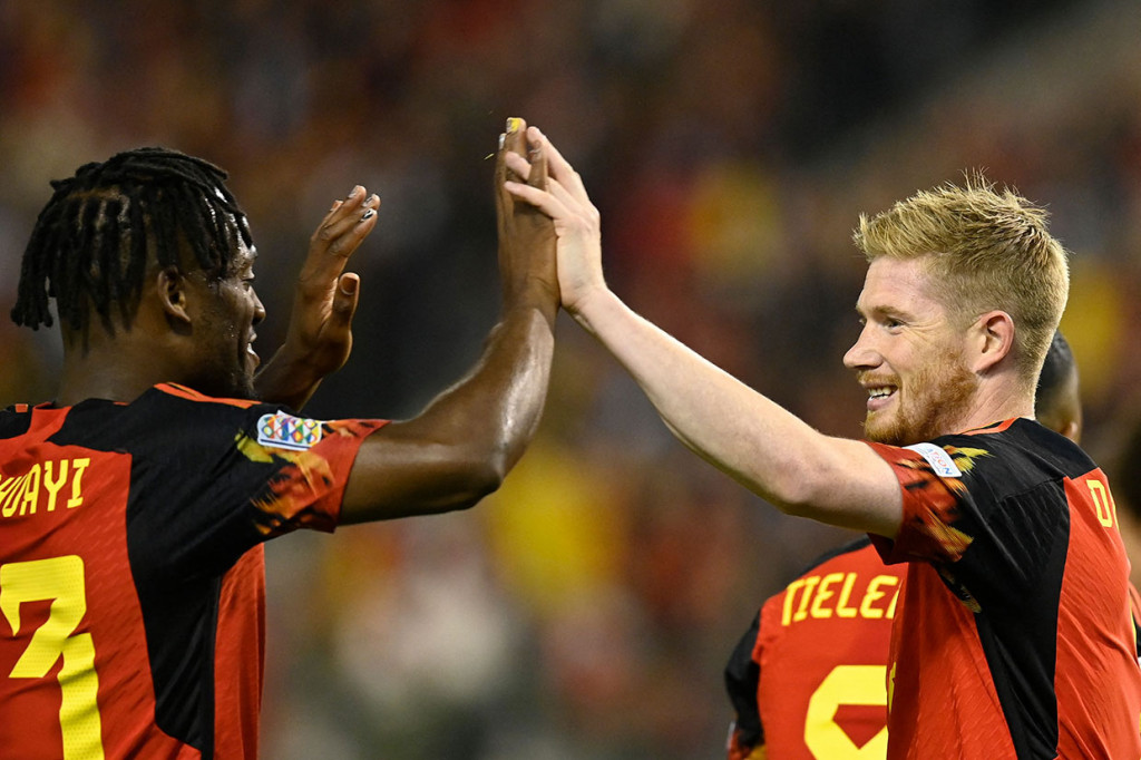 Tim tuan rumah berhasil membuka keunggulan saat laga baru berjalan 10 menit. Sepakan mendatar Kevin de Bruyne sukses menjebol gawang tim tamu yang dijaga Wayne Hennessey. Skor 1-0 untuk Belgia.
