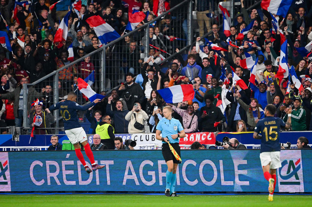 Kembali dari kamar ganti, Prancis tetap sabar untuk berusaha membongkar pertahanan Austria. Hasilnya pun baru didapat pada menit ke-56 setelah Kylian Mbappe sukses mencetak gol pemecah kebuntuan, memaksimalkan kesalahan bek Austria.