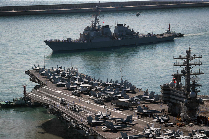 USS Ronald Reagan yang bertenaga nuklir bersama kapal militer USS Chancellorsville serta USS Barry berlabuh di kota pelabuhan selatan Busan. Mereka akan mengambil bagian dalam latihan bersama di pantai timur Korea Selatan bulan ini, untuk mencegah ancaman nuklir dan rudal Korea Utara.