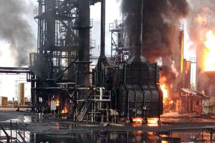 Kebakaran melanda kilang di Plaza Huincul, Provinsi Neuquen, Argentina, pada Kamis, 22 September 2022. Sedikitnya tiga orang tewas dalam ledakan yang memicu kebakaran di kilang minyak di Argentina bagian selatan tersebut.