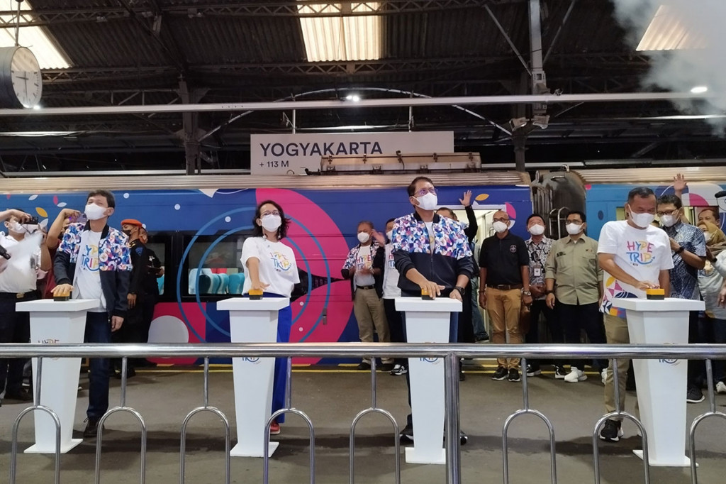 Dirut KAI, Didiek Hartantyo (nomor 2 dari kanan) meluncuran Hype Trip KA Taksaka di Stasiun Yogyakarta, Jumat, 23 September 2022. 