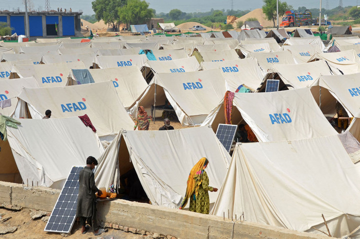 Lebih dari tujuh juta orang telah mengungsi, banyak yang tinggal di tenda darurat tanpa perlindungan dari nyamuk, dan seringkali dengan sedikit akses ke air minum bersih atau fasilitas mencuci.