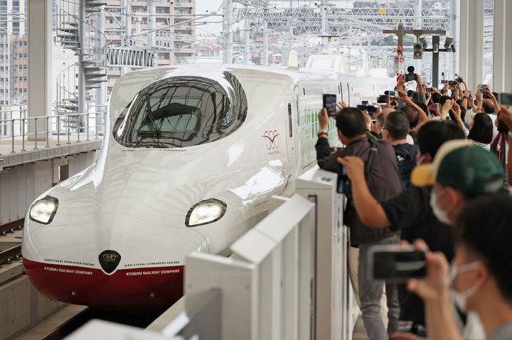 Kereta kecepatan tinggi shinkansen tiba di Stasiun Nagasaki, pada hari pertama pengoperasian kereta dengan jalur Saga-Nagasaki, di Pulau Kyushu, Jepang pada Jumat 23 September 2022. 