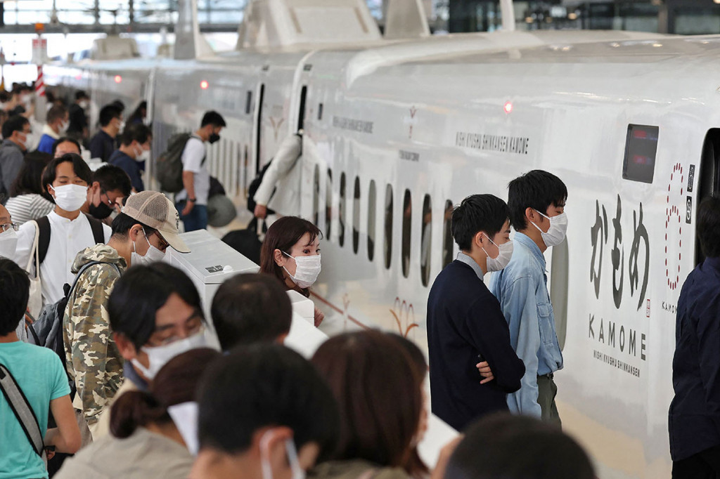 Jalur baru kereta cepat Shinkansen senilai 620 miliar yen (sekitar Rp66 miliar) yang menghubungkan prefektur Saga dan Nagasaki di wilayah barat daya Kyushu, Jepang resmi dibuka pada Jumat, 23 September 2022.