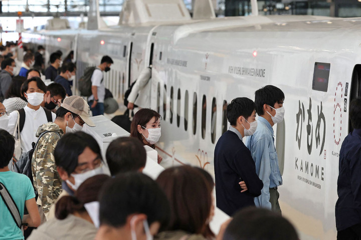 Jalur baru kereta cepat Shinkansen senilai 620 miliar yen (sekitar Rp66 miliar) yang menghubungkan prefektur Saga dan Nagasaki di wilayah barat daya Kyushu, Jepang resmi dibuka pada Jumat, 23 September 2022.