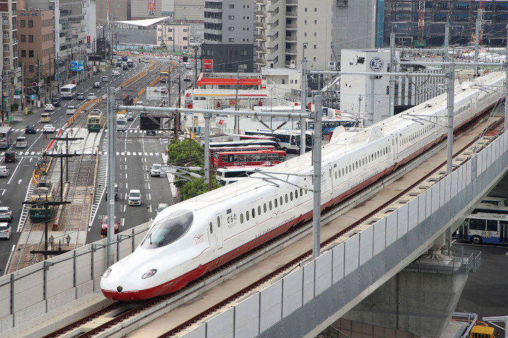Yoji Furumiya, Presiden Kyushu Railway Co., yang mengoperasikan jalur Shinkansen, menyatakan bahwa perusahaan berkomitmen untuk mengoperasikan kereta dengan aman dalam upacara pembukaan di Stasiun Nagasaki.