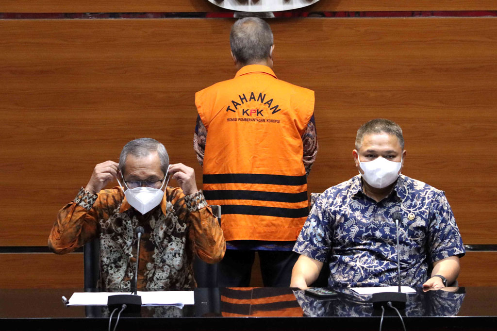 Dalam kasus tersebut, KPK total menetapkan 10 tersangka. Selain Sudrajad Dimyati, tersangka selaku penerima ialah Hakim Yustisial/Panitera Pengganti MA Elly Tri Pangestu (ETP), dua PNS Kepaniteraan MA Desy Yustria (DY) dan Muhajir Habibie (MH), serta dua PNS MA Nurmanto Akmal (NA) dan Albasri (AB).