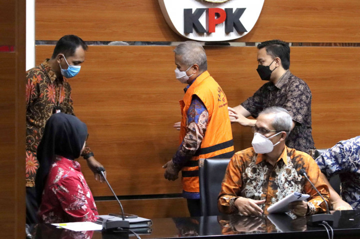 Sedangkan tersangka selaku pemberi suap yaitu dua pengacara Yosep Parera (YP) dan Eko Suparno (ES) serta dua pihak swasta/debitur Koperasi Simpan Pinjam Intidana (ID) Heryanto Tanaka (HT) dan Ivan Dwi Kusuma Sujanto (IDKS).