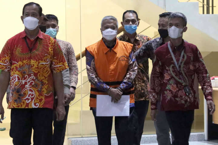 Tujuh tersangka yang ditahan KPK yakni ETP dan DY di Rutan KPK, Gedung Merah Putih KPK, Jakarta; MH, YP, dan ES di Rutan Polres Metro Jakarta Pusat; serta tersangka AB dan NA di Rutan Polres Metro Jakarta Timur. Alex mengatakan KPK segera menjadwalkan pemanggilan terhadap tersangka IDKS dan HT untuk hadir ke Gedung Merah Putih KPK dan menghadap tim penyidik.