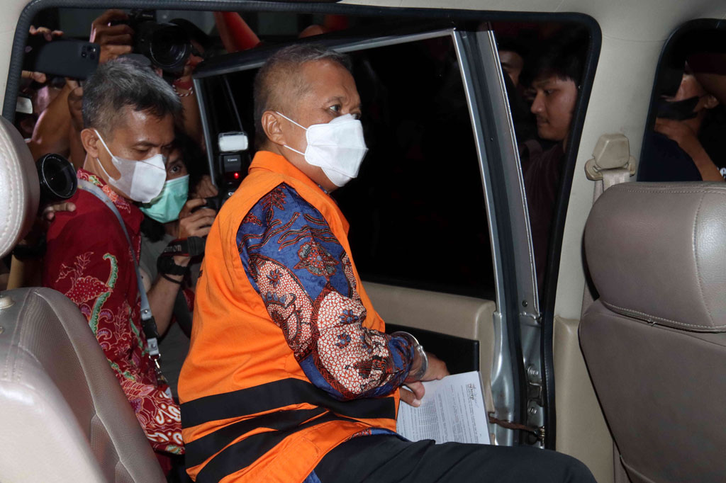 Hakim Agung Sudrajad Dimyati (SD) ditahan oleh KPK usai menjalani pemeriksaan dan ditetapkan sebagai tersangka kasus dugaan suap terkait pengurusan perkara di Mahkamah Agung. KPK sebelumnya telah menahan tujuh dari 10 tersangka dalam operasi tangkap tangan (OTT) pada Rabu, 21 September 2022, dengan barang bukti uang 205.000 Dollar Singapura dan Rp50 juta.