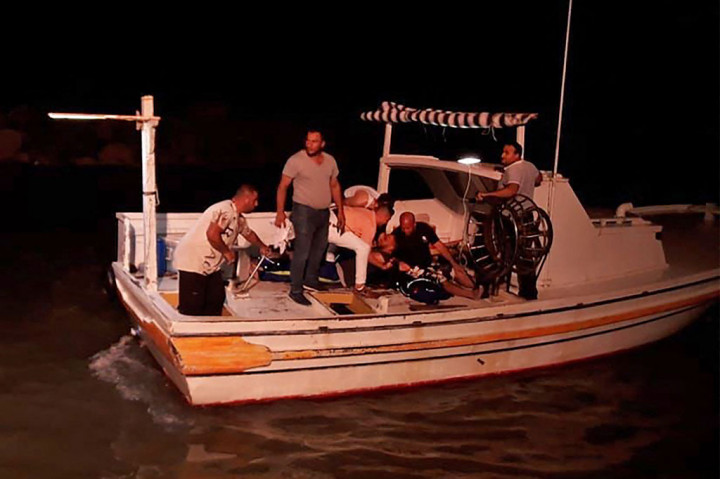 Tim penyelamat mencari korban dan penyintas di lepas pantai kota pelabuhan selatan Suriah, Tartus, setelah sebuah kapal yang membawa migran dari Lebanon terbalik di laut Mediterania pada 22 September 2022.
