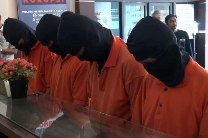 Polres Metro Jakarta Selatan menangkap lima pelaku prostitusi daring anak di bawah umur di Jalan Jaha, Cilandak Timur, Pasar Minggu, Kamis, 22 September 2022 dini hari.