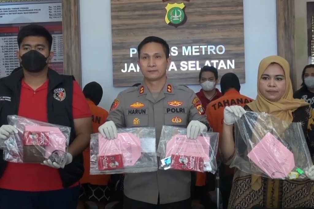 Dari para tersangka polisi menyita sejumlah barang bukti berupa 13 telepon genggam, tiga kotak alat kontrasepsi, enam kunci kamar hotel, tiga bra, dan empat celana dalam.