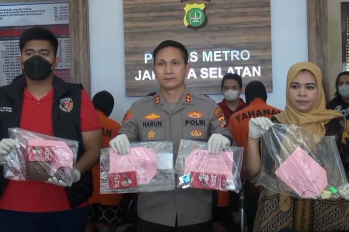 Dari para tersangka polisi menyita sejumlah barang bukti berupa 13 telepon genggam, tiga kotak alat kontrasepsi, enam kunci kamar hotel, tiga bra, dan empat celana dalam.