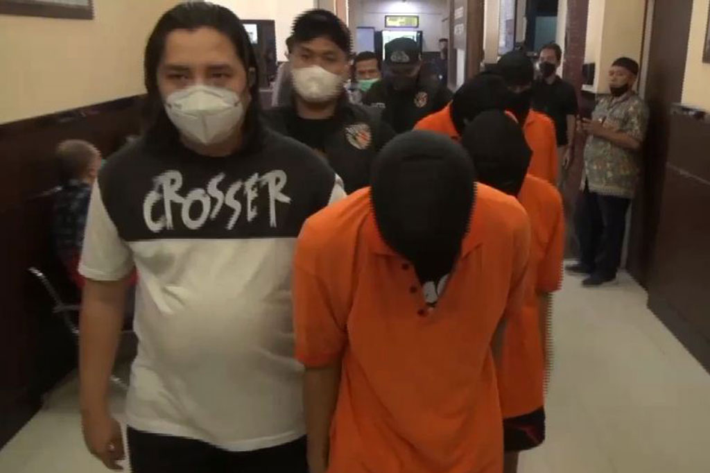 Para tersangka dapat dijerat Pasal 45 ayat (1) juncto pasal 27 ayat 1 UU RI No.19 tahun 2016 tentang perubahan atas UU No. 11 tahun 2008 tentang Informasi dan Transaksi Elektronik, 76 I juncto Pasal 88 UU No. 35 tahun 2014 tentang Perubahan Atas UU No. 23 tahun 2022 tentang Perlindungan Anak. Kemudian Pasal 2 ayat (1) UU No. 21 tahun 2007 tentang Pemberantasan Tindak Pidana Perdagangan Orang (TPPO) dan Pasal 296 KUHP dan atau Pasal 506 KUHP. 