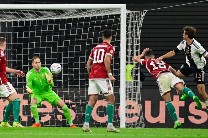 Jerman hanya memiliki satu peluang di babak pertama ketika penyerang Bayern Thomas Mueller melompat tinggi untuk menyambut umpan silang bek sayap Leipzig, David Raum, tetapi bola berhasil diamankan kiper Hungaria Peter Gulacsi. Skor 1-0 untuk tim tamu bertahan hingga jeda.