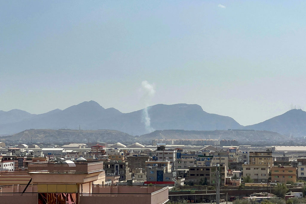 Asap mengepul dari lokasi ledakan di dekat Masjid Wazir Mohammad Akbar Khan yang dilaporkan terjadi ketika orang-orang meninggalkan masjid setelah salat Jumat di Wazir Akbar Khan, Kabul, Afghanistan pada Jumat, 23 September 2022.