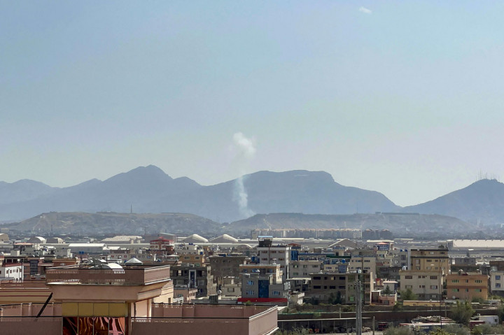 Asap mengepul dari lokasi ledakan di dekat Masjid Wazir Mohammad Akbar Khan yang dilaporkan terjadi ketika orang-orang meninggalkan masjid setelah salat Jumat di Wazir Akbar Khan, Kabul, Afghanistan pada Jumat, 23 September 2022.
