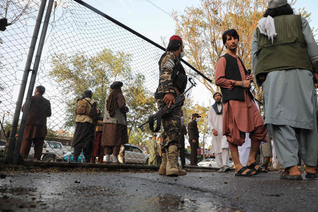 Ledakan itu terjadi di depan Masjid Wazir Akbar Khan, tidak jauh dari bekas Zona Hijau yang menampung beberapa kedutaan, sebelum Taliban merebut kekuasaan pada Agustus tahun lalu. Masjid itu sekarang sering dihadiri oleh para komandan senior dan pejuang Taliban.