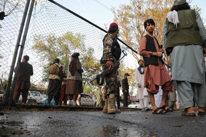 Ledakan itu terjadi di depan Masjid Wazir Akbar Khan, tidak jauh dari bekas Zona Hijau yang menampung beberapa kedutaan, sebelum Taliban merebut kekuasaan pada Agustus tahun lalu. Masjid itu sekarang sering dihadiri oleh para komandan senior dan pejuang Taliban.
