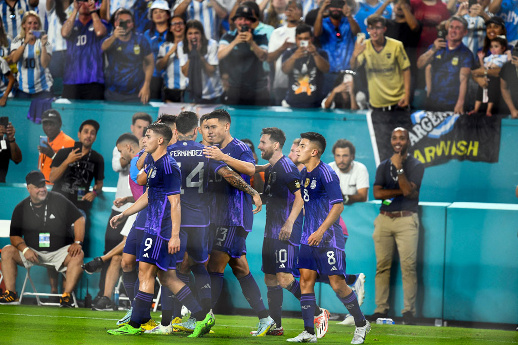 Argentina mendominasi penguasaan bola sejak awal laga. Lionel Messi kemudian mengkreasikan gol pertama timnya lewat umpan lambung ke Papu Gomes. Dengan sekali sentuhan, Gomez kemudian mengirim umpan silang ke depan kotak penalti yang langsung disambar Lautaro Martinez untuk menjadi gol pada menit ke-16.