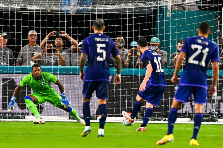 Di akhir babak pertama, Tim Tango mendapat hadiah penalti setelah Raul Santos menarik baju Giovani Lo Celso di kotak terlarang. Messi yang maju sebagai eksekutor dengan tenang mengecoh kiper Honduras, sekaligus membawa timnya unggul 2-0.