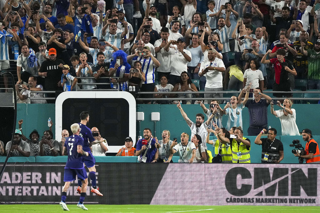 Messi akhirnya kembali mencatatkan namanya di papan skor pada menit ke-69. Memanfaatkan kesalahan lini belakang Honduras, bola berhasil direbut oleh pemain Argentina yang kemudian menyodorkannya ke Messi. Messi dengan tenang melakukan tendangan lob dari luar kotak penalti yang melewati jangkauan kiper Honduras Luis Lopez. Argentina 3, Honduras 0.