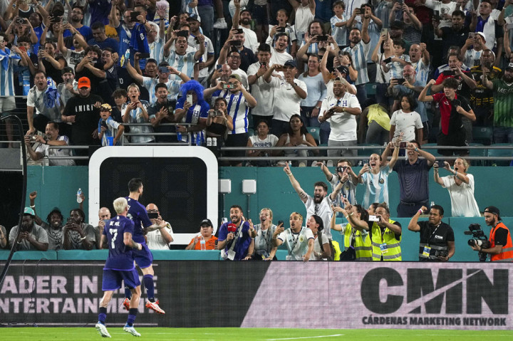 Messi akhirnya kembali mencatatkan namanya di papan skor pada menit ke-69. Memanfaatkan kesalahan lini belakang Honduras, bola berhasil direbut oleh pemain Argentina yang kemudian menyodorkannya ke Messi. Messi dengan tenang melakukan tendangan lob dari luar kotak penalti yang melewati jangkauan kiper Honduras Luis Lopez. Argentina 3, Honduras 0.