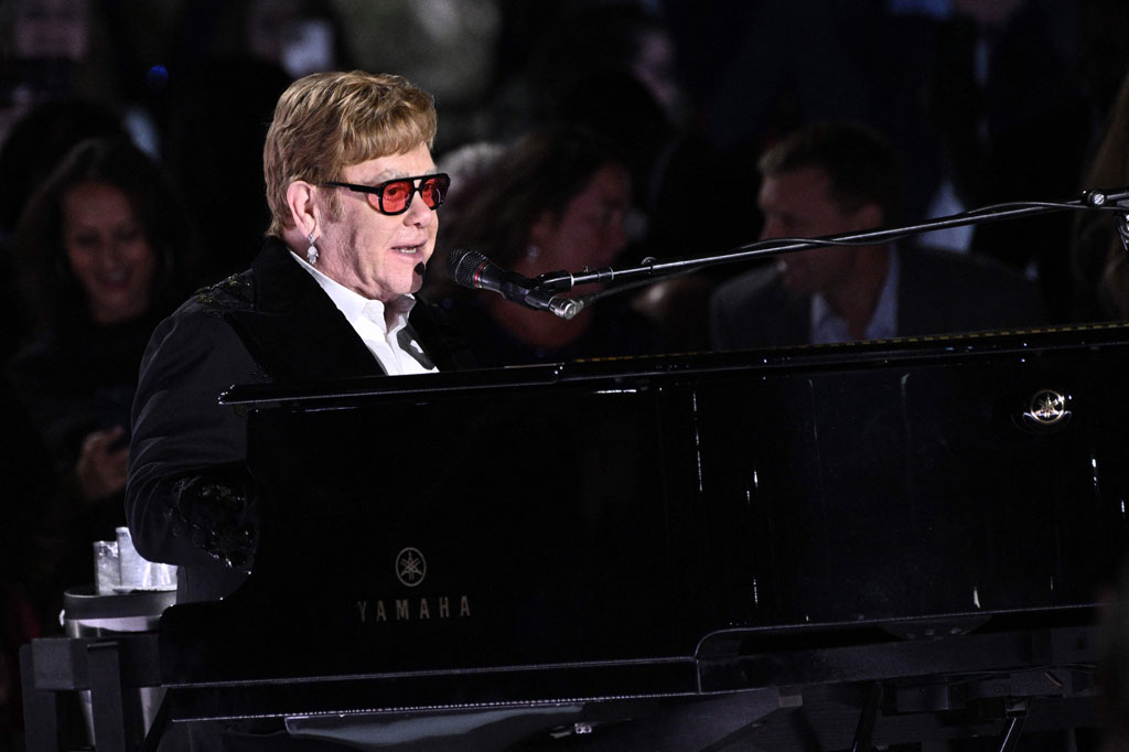 Elton John pada hari Jumat, 23 September 2022, bernyanyi di Gedung Putih atas undangan Presiden Joe Biden, setelah menolak undangan dari pendahulunya Donald Trump.