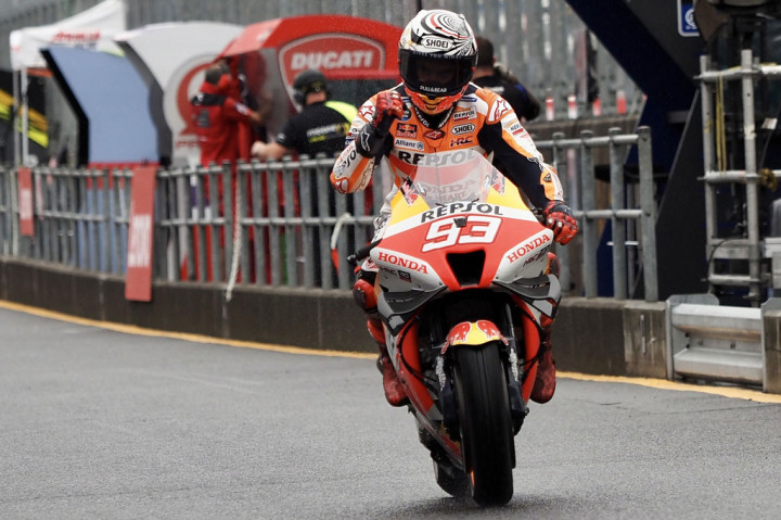 Pembalap Tim Repsol Honda Marc Marquez dari Spanyol melakukan selebrasi usai mereaih pole position di MotoGP Jepang Grand Prix di Mobility Resort Motegi, Motegi, Jumat, 24 September 2022.