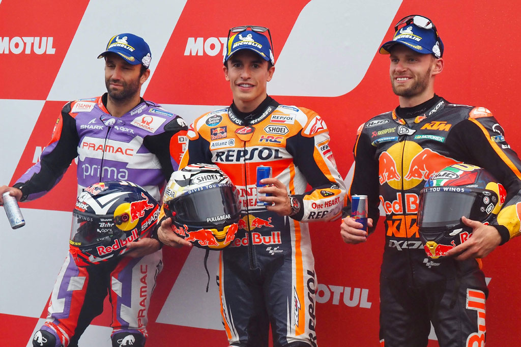 Johann Zarco dari tim Pramac Racing terpaut 0,208 detik di P2 dan Brad Binder akan melengkapi posisi start baris terdepan dengan motor KTM-nya, demikian catatan resmi MotoGP.