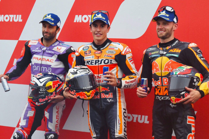 Johann Zarco dari tim Pramac Racing terpaut 0,208 detik di P2 dan Brad Binder akan melengkapi posisi start baris terdepan dengan motor KTM-nya, demikian catatan resmi MotoGP.