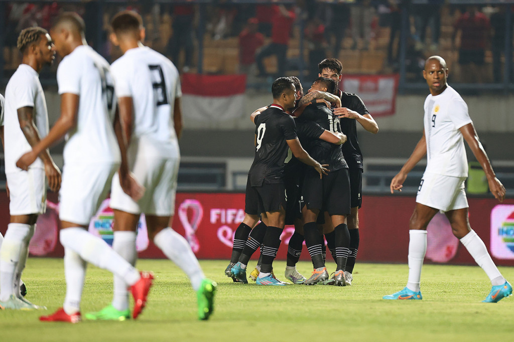 Pemain Timnas Indonesia Fachruddin dipeluk rekannya seusai mencetak gol ke gawang Curacao dalam laga FIFA Match Day di Stadion Gelora Bandung Lautan Api, Bandung, Jawa Barat, Sabtu, 24 September 2022, malam WIB. 