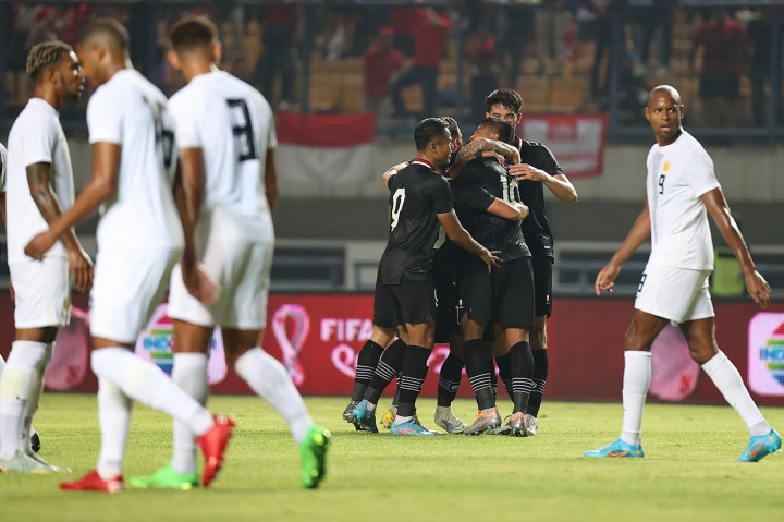 Pemain Timnas Indonesia Fachruddin dipeluk rekannya seusai mencetak gol ke gawang Curacao dalam laga FIFA Match Day di Stadion Gelora Bandung Lautan Api, Bandung, Jawa Barat, Sabtu, 24 September 2022, malam WIB. 