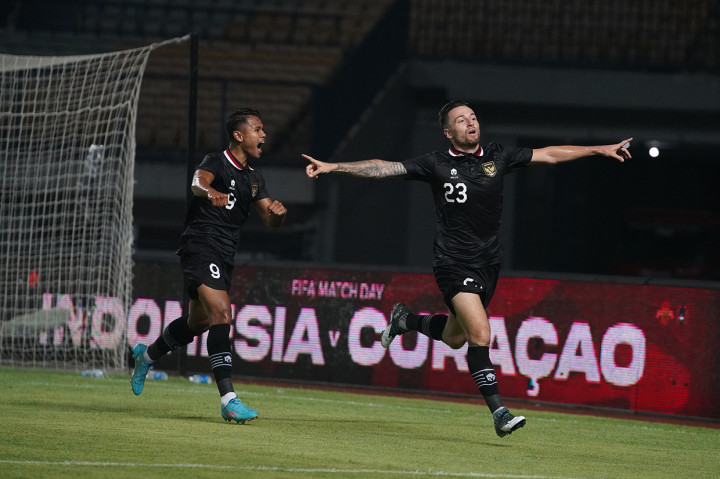 Pemain Timnas Indonesia Marc Klok (kanan) melakukan selebrasi bersama Dimas Drajad seusai mencetak gol ke gawang Curacao dalam laga FIFA Match Day di Stadion Gelora Bandung Lautan Api, Bandung, Jawa Barat, Sabtu, 24 September 2022, malam WIB. 