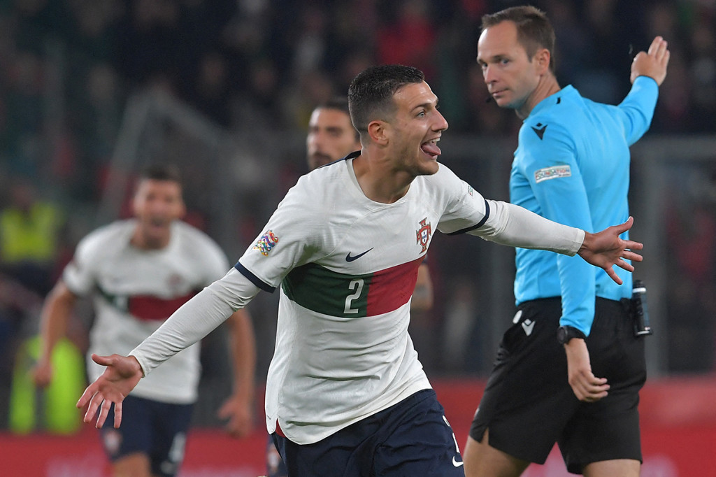Portugal dominan di babak pertama dan unggul 2-0 lewat gol dua penggawa Manchester United, Diogo Dalot dan Bruno Fernandes. Patrik Schick gagal mengkonversikan tendangan penalti menjadi gol sebelum turun minum.