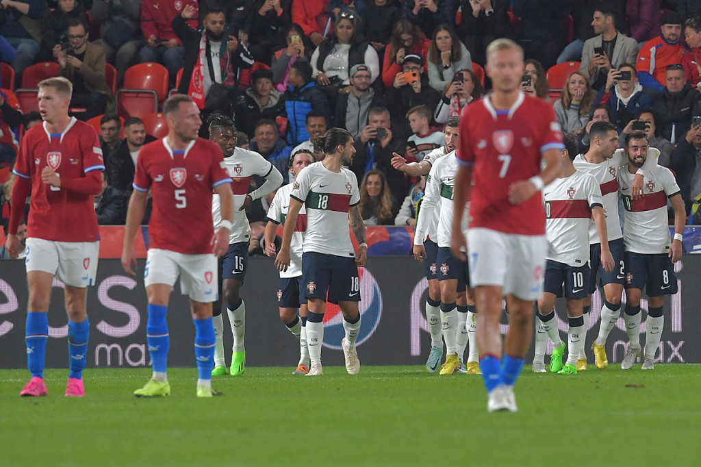 Bruno Fernandes melakukan selebrasi usai mencetak gol ke gawang Republik Ceko dalam lanjutan UEFA Nations League 2022/2023. 