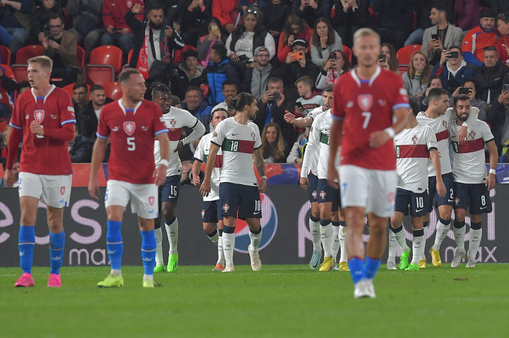Bruno Fernandes melakukan selebrasi usai mencetak gol ke gawang Republik Ceko dalam lanjutan UEFA Nations League 2022/2023. 
