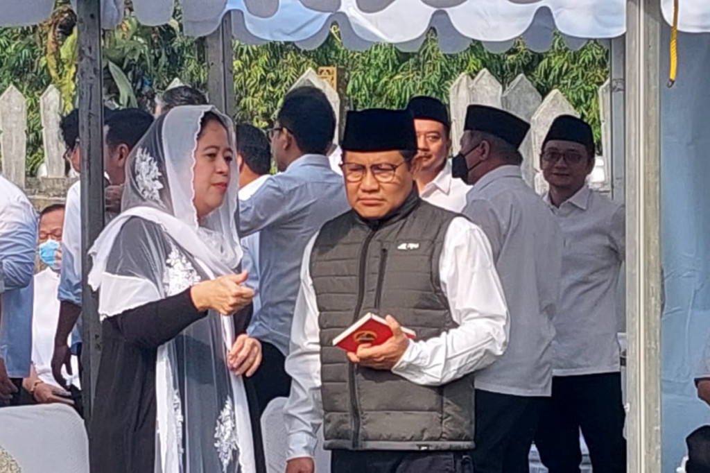 Cak Imin datang lebih dulu pukul 07.44 WIB. Ia nampak mengenakan baju putih. Dia langsung masuk ke TMP Kalibata. Puan Maharani kemudian terlihat datang pukul 07.53 WIB. Puan nampak mengenakan baju hitam dan memakai selendang putih.