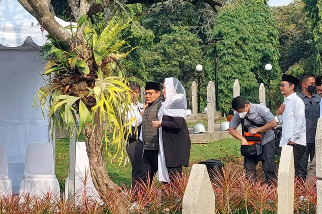 Ketua DPR RI Puan Maharani dan Ketua Umum PKB Muhaimin Iskandar atau Cak Imin mendatangi TMP Kalibata, Jakarta Selatan, Minggu, 25 September 2022. Keduanya akan berziarah ke makam Taufiq Kiemas.