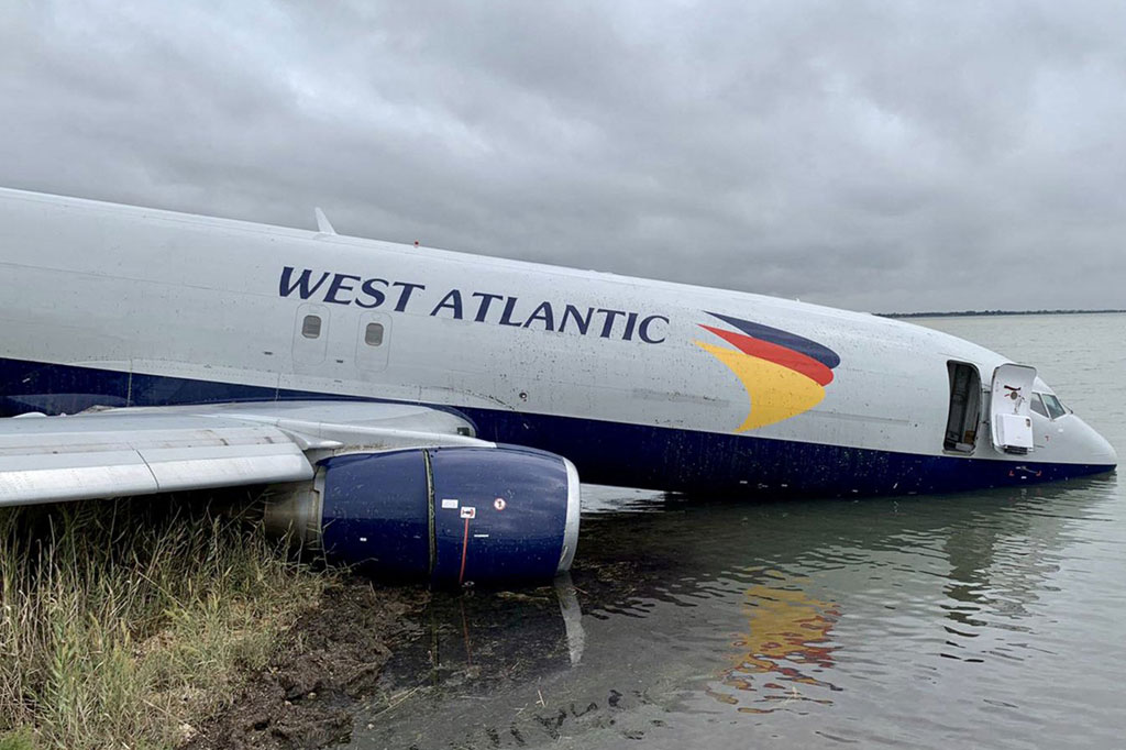 Sebuah pesawat Boeing 737 Aeropostale tergelincir hingga melewati landasan pacu selama fase pendaratannya pada malam hari di Bandara Montpellier, Prancis, pada Sabtu, 24 September 2022. 