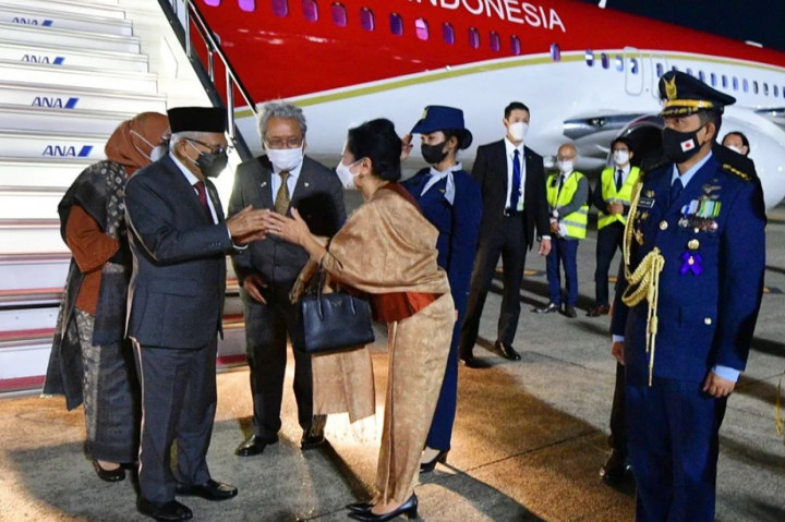 Kedatangan Wapres Ma'ruf beserta Ibu Wury Ma'ruf Amin disambut oleh Duta Besar Republik Indonesia (Dubes RI) untuk Jepang dan Federasi Mikronesia Heri Akhmadi serta Atase Pertahanan RI di Tokyo Kol. (AF) Andi Nur Abadi.